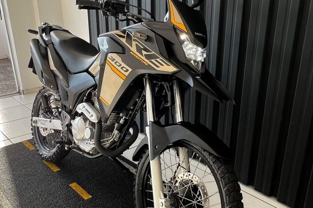 MOTO SEMINOVA DISPONÍVEL NO GRUPO FREEWAY, CONCESSIONÁRIA CIANORTE II-PR. MOTO HONDA, MODELO XRE 300 ADVENTURE, REFERENCIA 203498.
