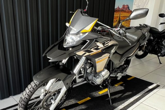 MOTO SEMINOVA DISPONÍVEL NO GRUPO FREEWAY, CONCESSIONÁRIA CIANORTE II-PR. MOTO HONDA, MODELO XRE 300 ADVENTURE, REFERENCIA 203498.