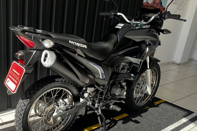 MOTO SEMINOVA DISPONÍVEL NO GRUPO FREEWAY, CONCESSIONÁRIA CIANORTE II-PR. MOTO HONDA, MODELO XRE 190, REFERENCIA 002587.