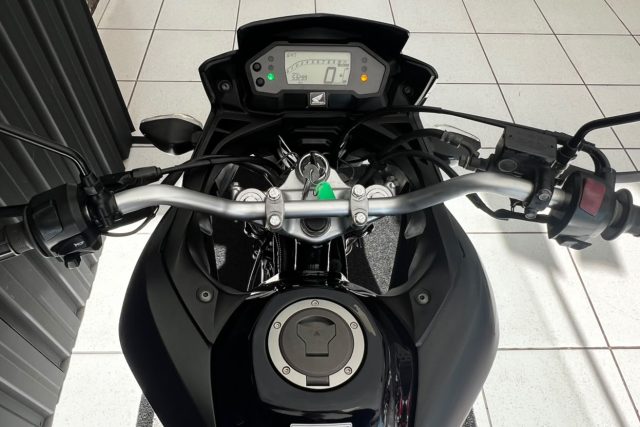 MOTO SEMINOVA DISPONÍVEL NO GRUPO FREEWAY, CONCESSIONÁRIA CIANORTE II-PR. MOTO HONDA, MODELO XRE 190, REFERENCIA 002587.