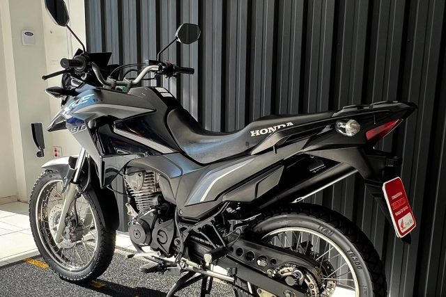 MOTO SEMINOVA DISPONÍVEL NO GRUPO FREEWAY, CONCESSIONÁRIA CIANORTE II-PR. MOTO HONDA, MODELO XRE 190, REFERENCIA 002587.
