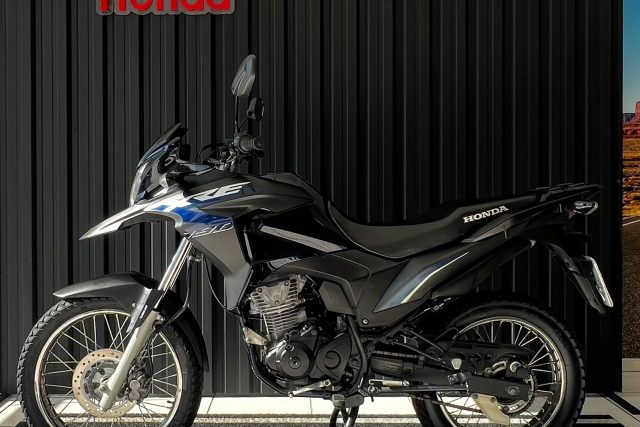 MOTO SEMINOVA DISPONÍVEL NO GRUPO FREEWAY, CONCESSIONÁRIA CIANORTE II-PR. MOTO HONDA, MODELO XRE 190, REFERENCIA 002587.