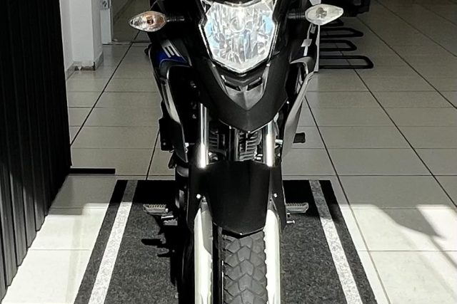 MOTO SEMINOVA DISPONÍVEL NO GRUPO FREEWAY, CONCESSIONÁRIA CIANORTE II-PR. MOTO HONDA, MODELO XRE 190, REFERENCIA 002587.