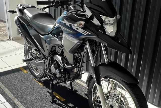 MOTO SEMINOVA DISPONÍVEL NO GRUPO FREEWAY, CONCESSIONÁRIA CIANORTE II-PR. MOTO HONDA, MODELO XRE 190, REFERENCIA 002587.
