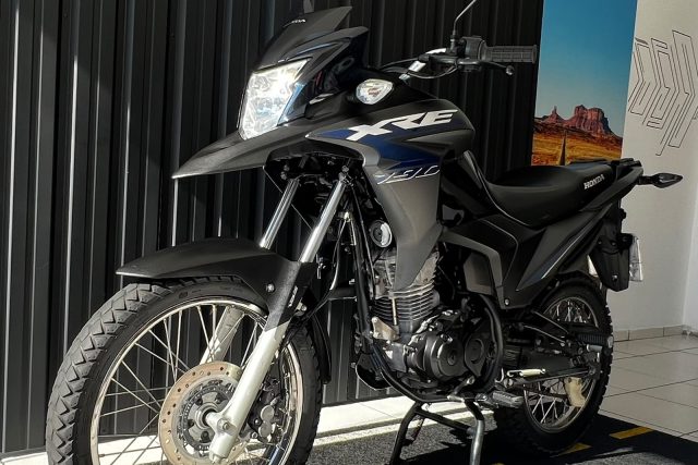 MOTO SEMINOVA DISPONÍVEL NO GRUPO FREEWAY, CONCESSIONÁRIA CIANORTE II-PR. MOTO HONDA, MODELO XRE 190, REFERENCIA 002587.