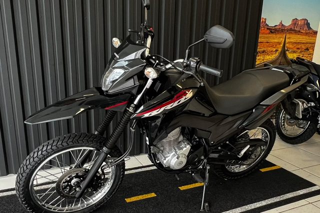 MOTO SEMINOVA DISPONÍVEL NO GRUPO FREEWAY, CONCESSIONÁRIA CIANORTE II-PR. MOTO HONDA, MODELO NXR 160 BROS, REFERENCIA 006130.