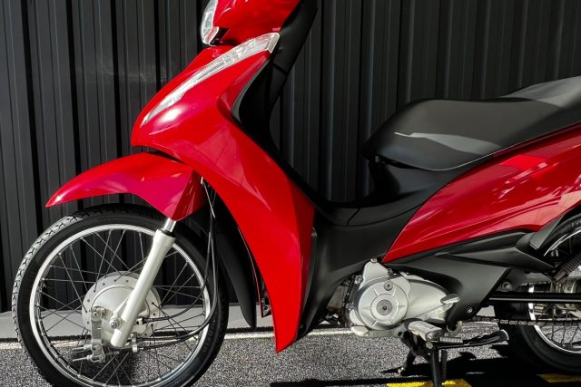 MOTO SEMINOVA DISPONÍVEL NO GRUPO FREEWAY, CONCESSIONÁRIA CIANORTE II-PR. MOTO HONDA, MODELO BIZ 110I, REFERENCIA 010798.
