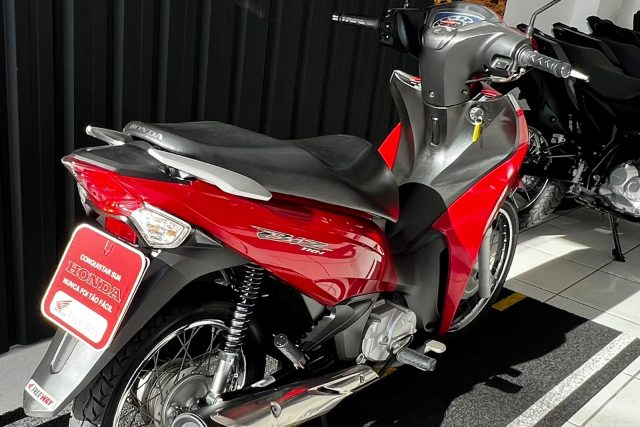 MOTO SEMINOVA DISPONÍVEL NO GRUPO FREEWAY, CONCESSIONÁRIA CIANORTE II-PR. MOTO HONDA, MODELO BIZ 110I, REFERENCIA 010798.