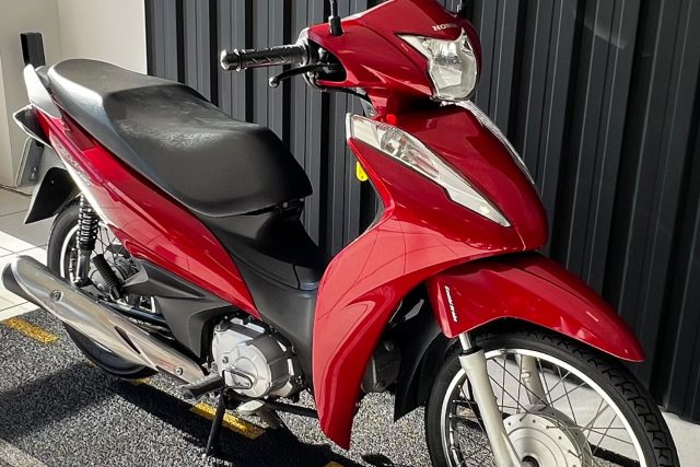 MOTO SEMINOVA DISPONÍVEL NO GRUPO FREEWAY, CONCESSIONÁRIA CIANORTE II-PR. MOTO HONDA, MODELO BIZ 110I, REFERENCIA 010798.