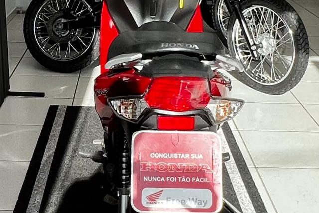 MOTO SEMINOVA DISPONÍVEL NO GRUPO FREEWAY, CONCESSIONÁRIA CIANORTE II-PR. MOTO HONDA, MODELO BIZ 110I, REFERENCIA 010798.