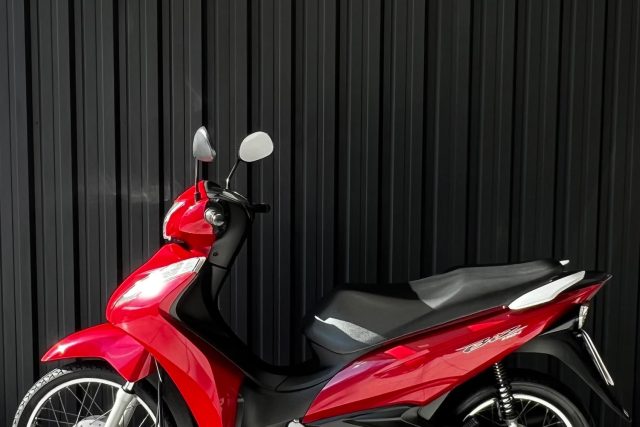 MOTO SEMINOVA DISPONÍVEL NO GRUPO FREEWAY, CONCESSIONÁRIA CIANORTE II-PR. MOTO HONDA, MODELO BIZ 110I, REFERENCIA 010798.