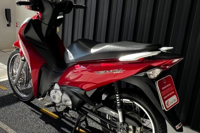 MOTO SEMINOVA DISPONÍVEL NO GRUPO FREEWAY, CONCESSIONÁRIA CIANORTE II-PR. MOTO HONDA, MODELO BIZ 110I, REFERENCIA 010798.
