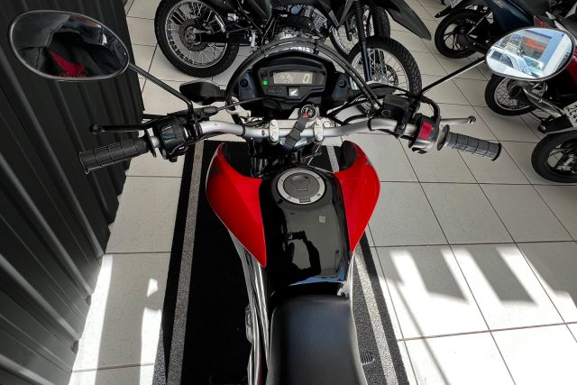MOTO SEMINOVA DISPONÍVEL NO GRUPO FREEWAY, CONCESSIONÁRIA CIANORTE II-PR. MOTO HONDA, MODELO NXR 160 BROS, REFERENCIA 045539.