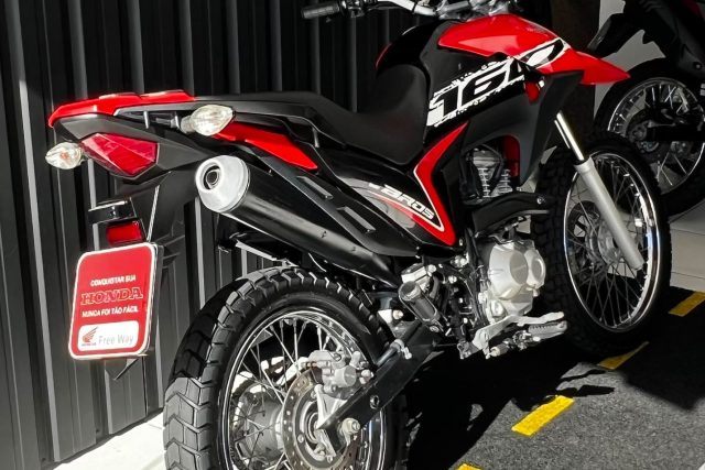 MOTO SEMINOVA DISPONÍVEL NO GRUPO FREEWAY, CONCESSIONÁRIA CIANORTE II-PR. MOTO HONDA, MODELO NXR 160 BROS, REFERENCIA 045539.