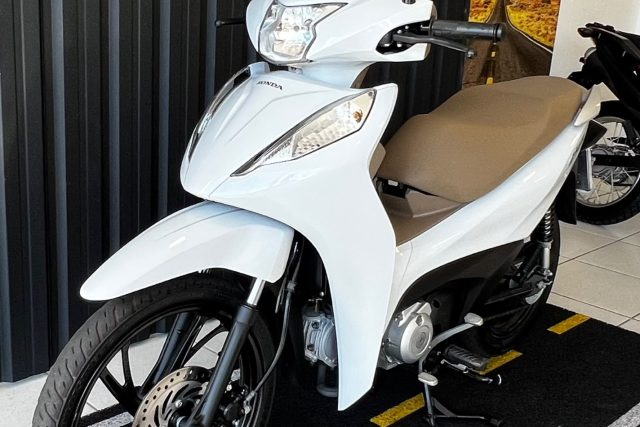MOTO SEMINOVA DISPONÍVEL NO GRUPO FREEWAY, CONCESSIONÁRIA CIANORTE II-PR. MOTO HONDA, MODELO BIZ 125, REFERENCIA 075396.