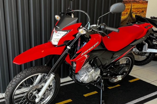 MOTO SEMINOVA DISPONÍVEL NO GRUPO FREEWAY, CONCESSIONÁRIA CIANORTE II-PR. MOTO HONDA, MODELO NXR 160 BROS, REFERENCIA 154865.