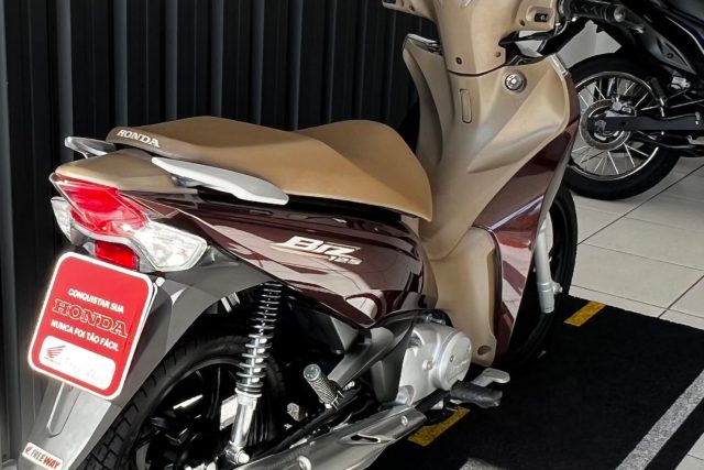 MOTO SEMINOVA DISPONÍVEL NO GRUPO FREEWAY, CONCESSIONÁRIA CIANORTE II-PR. MOTO HONDA, MODELO BIZ 125, REFERENCIA 061834.