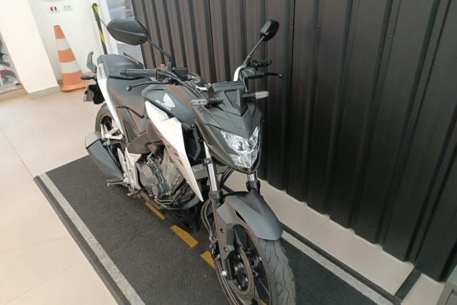 MOTO SEMINOVA DISPONÍVEL NO GRUPO FREEWAY, CONCESSIONÁRIA PARANAVAÍ-PR. MOTO HONDA, MODELO CB 300F TWISTER, REFERENCIA 008503.