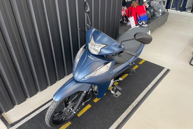 MOTO SEMINOVA DISPONÍVEL NO GRUPO FREEWAY, CONCESSIONÁRIA PARANAVAÍ-PR. MOTO HONDA, MODELO BIZ 125, REFERENCIA 017956.