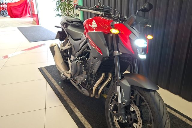 MOTO SEMINOVA DISPONÍVEL NO GRUPO FREEWAY, CONCESSIONÁRIA MARINGÁ (MATRIZ). MOTO HONDA, MODELO HORNET, REFERENCIA 100174.