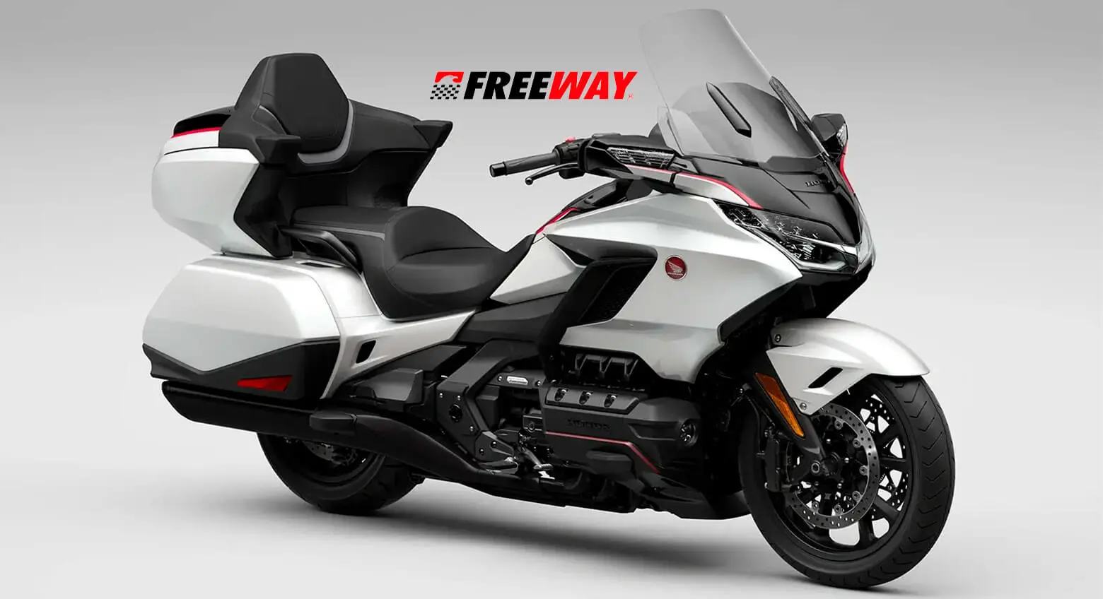 A nova GL 1800 Gold Wing se destaca pelo seu design imponente e aerodinâmico, combinando luxo e funcionalidade para longas viagens.