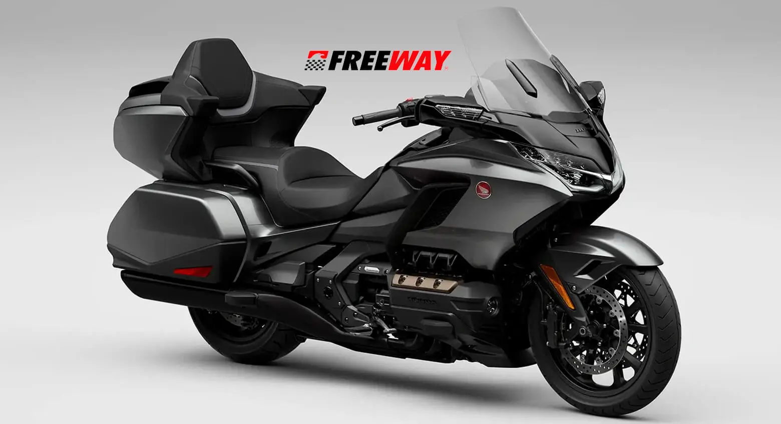 A nova GL 1800 Gold Wing se destaca pelo seu design imponente e aerodinâmico, combinando luxo e funcionalidade para longas viagens.