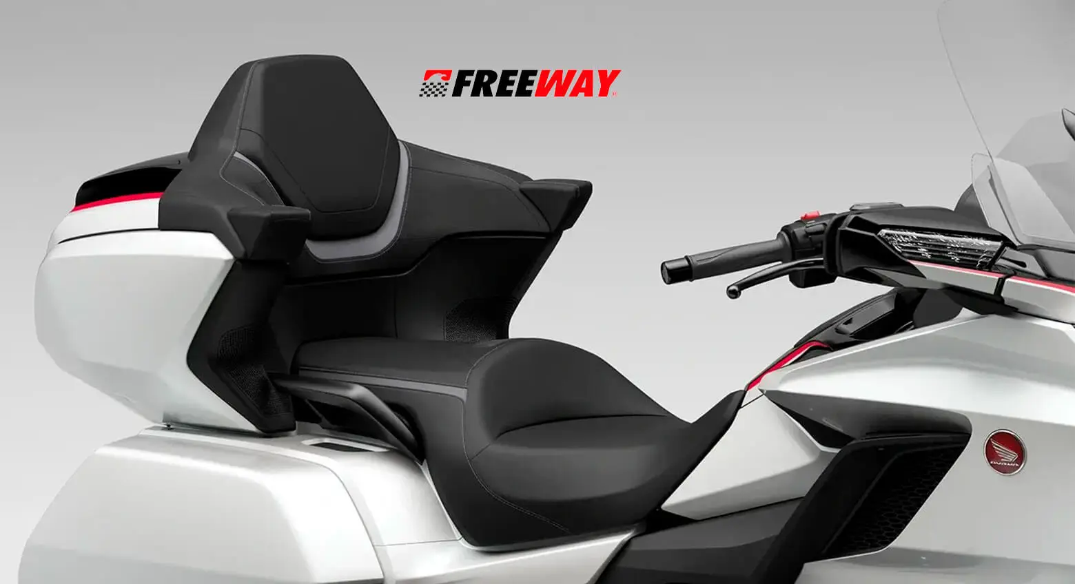 A nova GL 1800 Gold Wing se destaca pelo seu design imponente e aerodinâmico, combinando luxo e funcionalidade para longas viagens.
