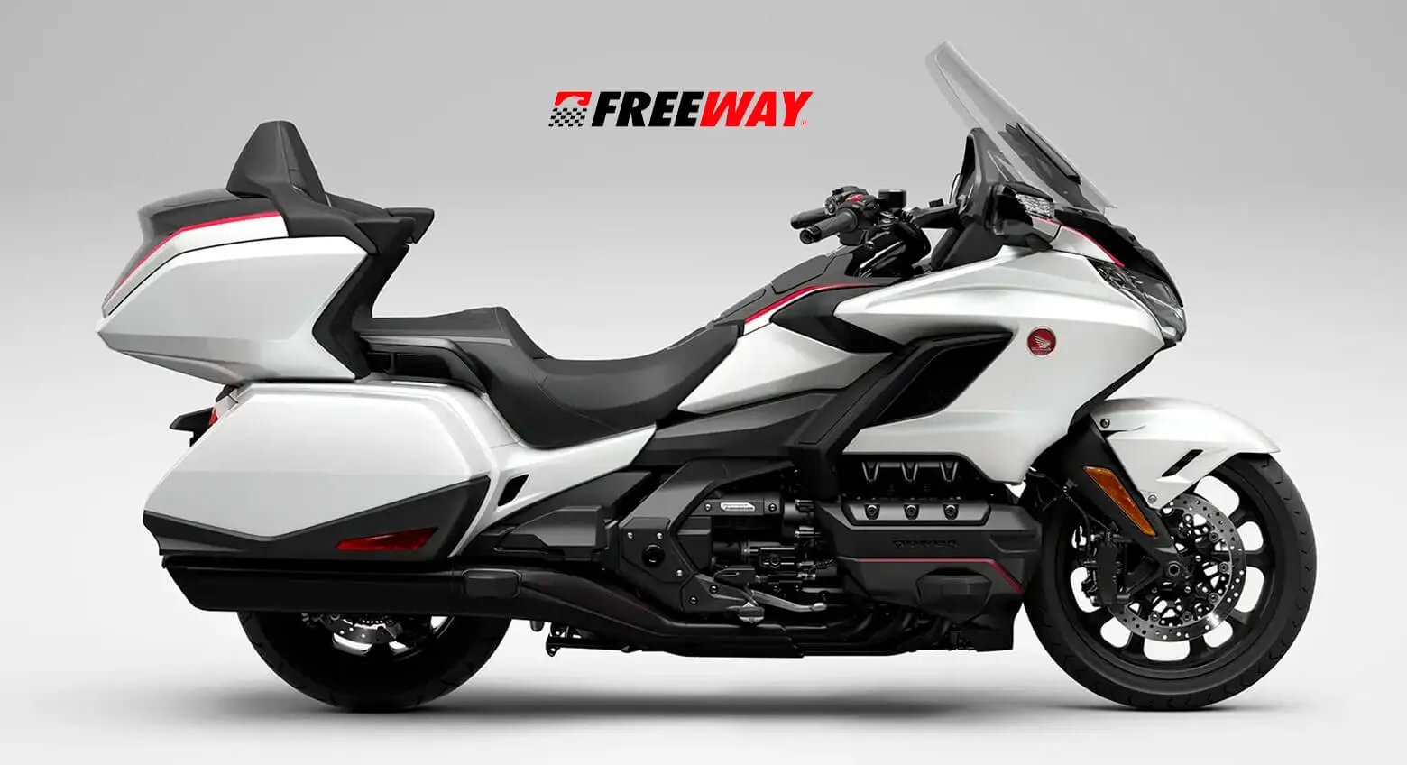 A nova GL 1800 Gold Wing se destaca pelo seu design imponente e aerodinâmico, combinando luxo e funcionalidade para longas viagens.