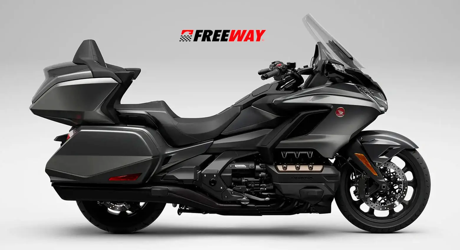 A nova GL 1800 Gold Wing se destaca pelo seu design imponente e aerodinâmico, combinando luxo e funcionalidade para longas viagens.