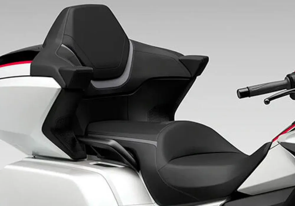 A nova GL 1800 Gold Wing se destaca pelo seu design imponente e aerodinâmico, combinando luxo e funcionalidade para longas viagens.