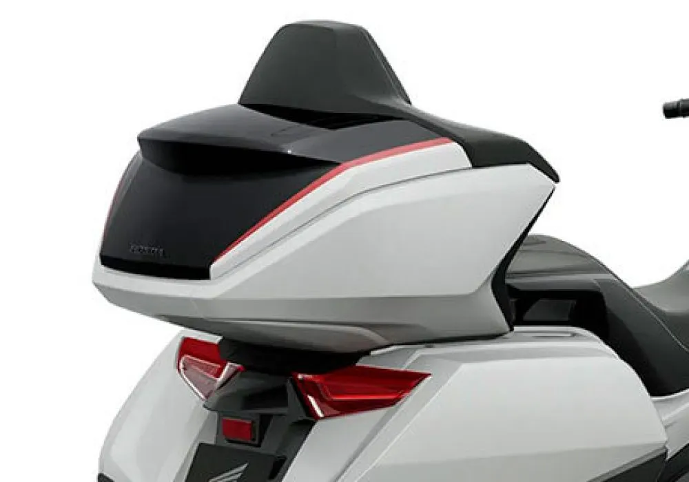 A nova GL 1800 Gold Wing se destaca pelo seu design imponente e aerodinâmico, combinando luxo e funcionalidade para longas viagens.