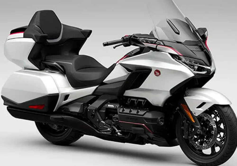 A nova GL 1800 Gold Wing se destaca pelo seu design imponente e aerodinâmico, combinando luxo e funcionalidade para longas viagens.