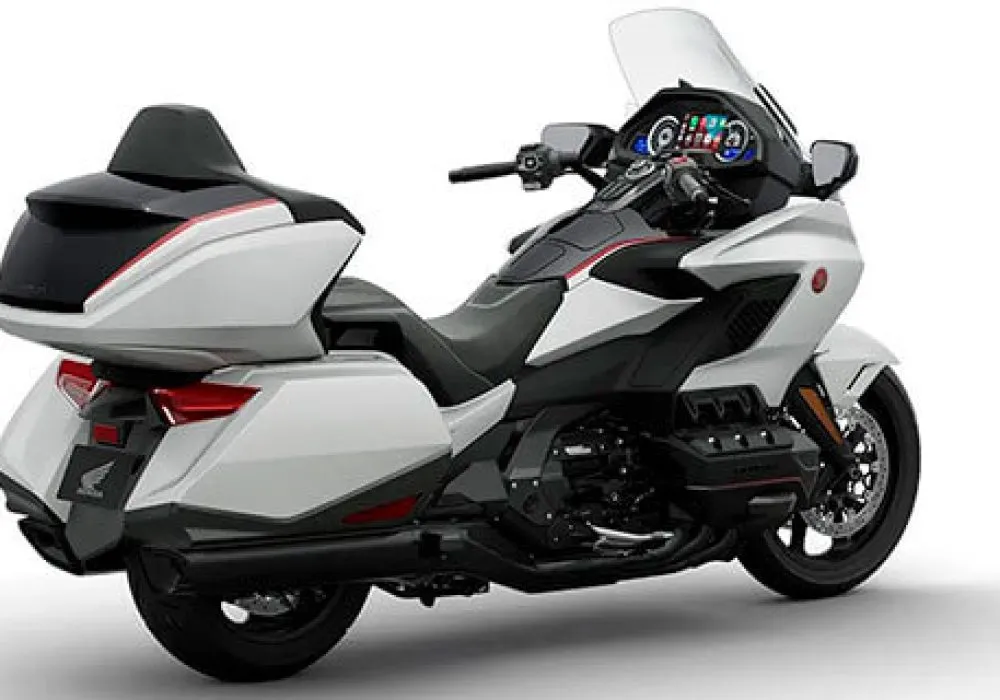 A nova GL 1800 Gold Wing se destaca pelo seu design imponente e aerodinâmico, combinando luxo e funcionalidade para longas viagens.