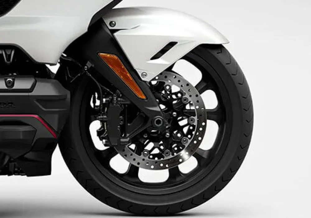 A nova GL 1800 Gold Wing se destaca pelo seu design imponente e aerodinâmico, combinando luxo e funcionalidade para longas viagens.