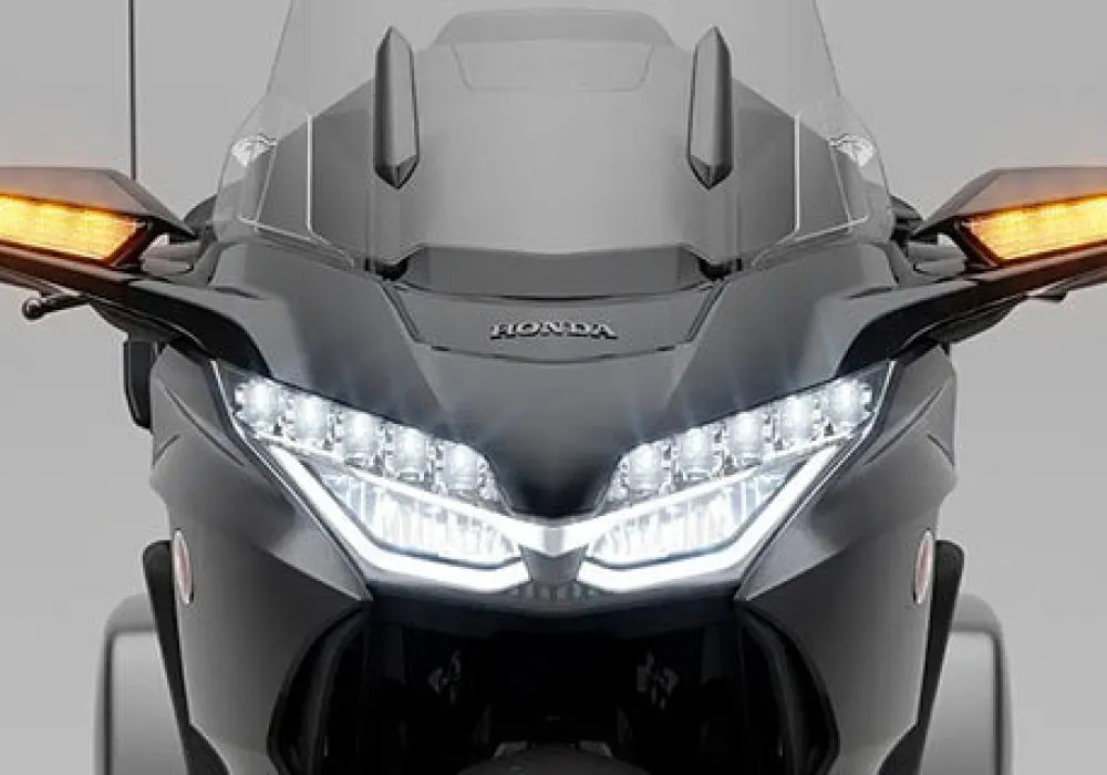 A nova GL 1800 Gold Wing se destaca pelo seu design imponente e aerodinâmico, combinando luxo e funcionalidade para longas viagens.